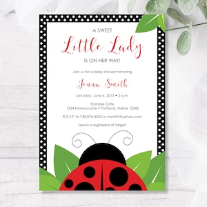 Puede incluir: Una invitaci&oacute;n a una fiesta de bienvenida al beb&eacute; con lunares negros y blancos, una mariquita roja y hojas verdes. La invitaci&oacute;n dice "A Sweet Little Lady Is On Her Way!" e incluye el nombre "Jenna Smith", la fecha "Saturday, June 6, 2015", la hora "2 p.m.", el lugar "Eastside Cafe", la direcci&oacute;n "1234 Kinneys Lane, Portland, Maine 12345", la informaci&oacute;n de RSVP "R.S.V.P. to 740-876-8503 or msmith@yahoo.com" y la informaci&oacute;n de registro "Jenna is registered at Target."