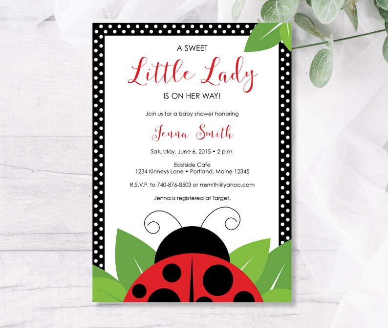 Puede incluir: Una invitaci&oacute;n a una fiesta de bienvenida al beb&eacute; con lunares negros y blancos, una mariquita roja y hojas verdes. La invitaci&oacute;n dice "A Sweet Little Lady Is On Her Way!" e incluye el nombre "Jenna Smith", la fecha "Saturday, June 6, 2015", la hora "2 p.m.", el lugar "Eastside Cafe", la direcci&oacute;n "1234 Kinneys Lane, Portland, Maine 12345", la informaci&oacute;n de RSVP "R.S.V.P. to 740-876-8503 or msmith@yahoo.com" y la informaci&oacute;n de registro "Jenna is registered at Target."
