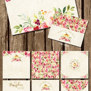 Puede incluir: Un conjunto de art&iacute;culos de papeler&iacute;a con tem&aacute;tica floral y calabaza. Incluye un mantel individual, un adorno para golosinas y p&aacute;ginas de &aacute;lbum de recortes. Los dise&ntilde;os presentan rosas de acuarela en tonos rosas y rojos, con texto dorado e ilustraciones de calabazas. Las p&aacute;ginas del &aacute;lbum de recortes miden 20x20 cm.