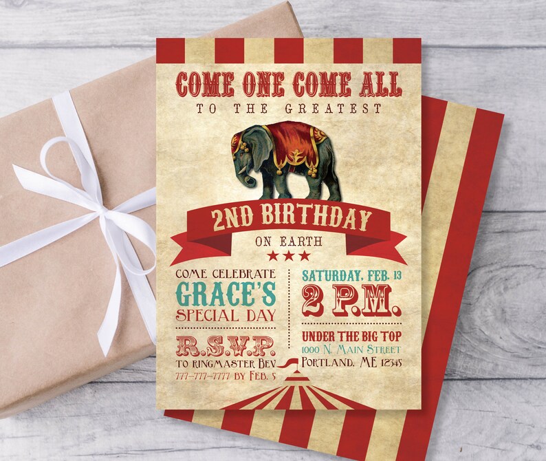 Puede incluir: Una invitaci&oacute;n de cumplea&ntilde;os de circo de estilo vintage con un borde rayado rojo y blanco. La invitaci&oacute;n presenta un elefante de dibujos animados que lleva un disfraz rojo y dorado. El texto dice "Come One Come All To The Greatest 2nd Birthday On Earth Come Celebrate Grace's Special Day Saturday, Feb. 13 2 PM. Under The Big Top 1000 N. Main Street Portland, ME 12345 RSVP To Ringmaster Bev. 777-777-7777 By Feb. 5"