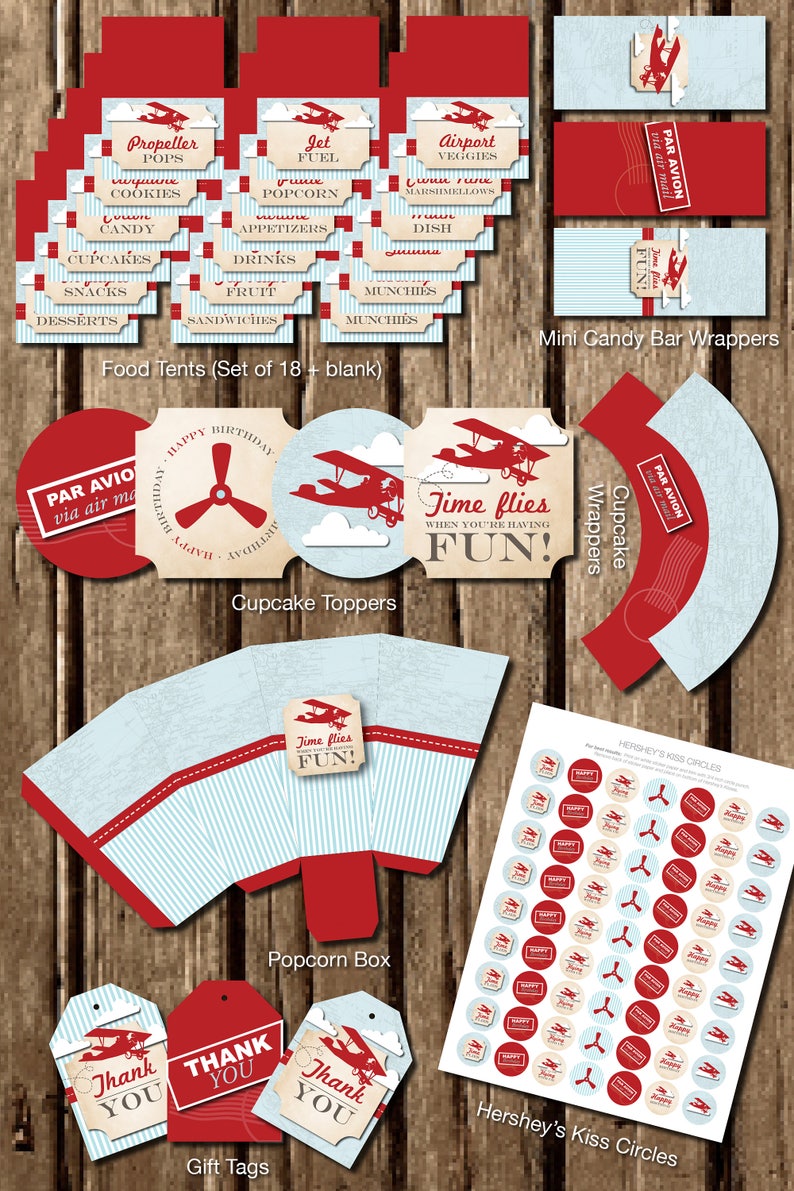 Pu&ograve; includere: Decorazioni per feste stampabili per una festa di compleanno a tema aereo. Il set include topper per cupcake, involucri per cupcake, involucri per mini barrette di cioccolato, tende per il cibo, etichette regalo, una scatola per popcorn e cerchi Hershey's Kiss. Le decorazioni presentano aerei rossi, nuvole blu e strisce bianche.