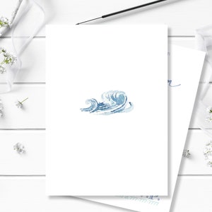 K&ouml;nnte beinhalten: Eine wei&szlig;e Karte mit einem blauen Aquarell-Wellendesign. Die Welle ist stilisiert und hat eine hellblaue Farbe.