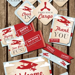Pu&ograve; includere: Segnali per feste stampabili per una festa di compleanno a tema aereo. I segnali presentano aerei rossi e blu con nuvole bianche e il testo "Flying High on Your Birthday", "Check In", "Precious Cargo", "Happy Birthday", "Time Flies When You're Having Fun", "Thank You", "Welcome Now Boarding", e "Baggage Claim".