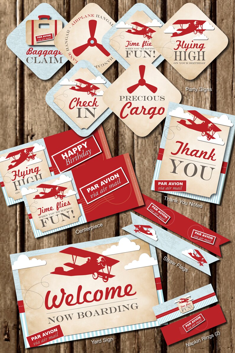 Pu&ograve; includere: Segnali per feste stampabili per una festa di compleanno a tema aereo. I segnali presentano aerei rossi e blu con nuvole bianche e il testo "Flying High on Your Birthday", "Check In", "Precious Cargo", "Happy Birthday", "Time Flies When You're Having Fun", "Thank You", "Welcome Now Boarding", e "Baggage Claim".