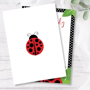 Puede incluir: Una tarjeta blanca con una ilustraci&oacute;n de mariquita roja y negra. La tarjeta tiene la palabra "Lady" escrita en rojo.