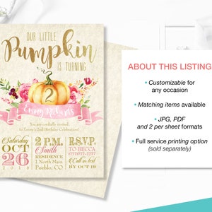 以下が含まれることがあります： 2歳の誕生日パーティーのカスタム招待状。デザインは、テキスト「Our Little Pumpkin is Turning」と水彩画のカボチャが特徴です。招待状には「Emmy Richards」の名前とイベントの詳細が含まれています。