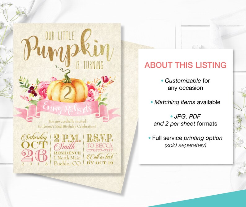 以下が含まれることがあります： 2歳の誕生日パーティーのカスタム招待状。デザインは、テキスト「Our Little Pumpkin is Turning」と水彩画のカボチャが特徴です。招待状には「Emmy Richards」の名前とイベントの詳細が含まれています。