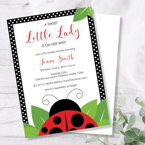Puede incluir: Una invitaci&oacute;n de baby shower con lunares negros y blancos, una mariquita roja y hojas verdes. La invitaci&oacute;n dice "A Sweet Little Lady Is On Her Way!" e incluye los detalles de la ducha, incluyendo la fecha, la hora, la ubicaci&oacute;n y la informaci&oacute;n de RSVP.