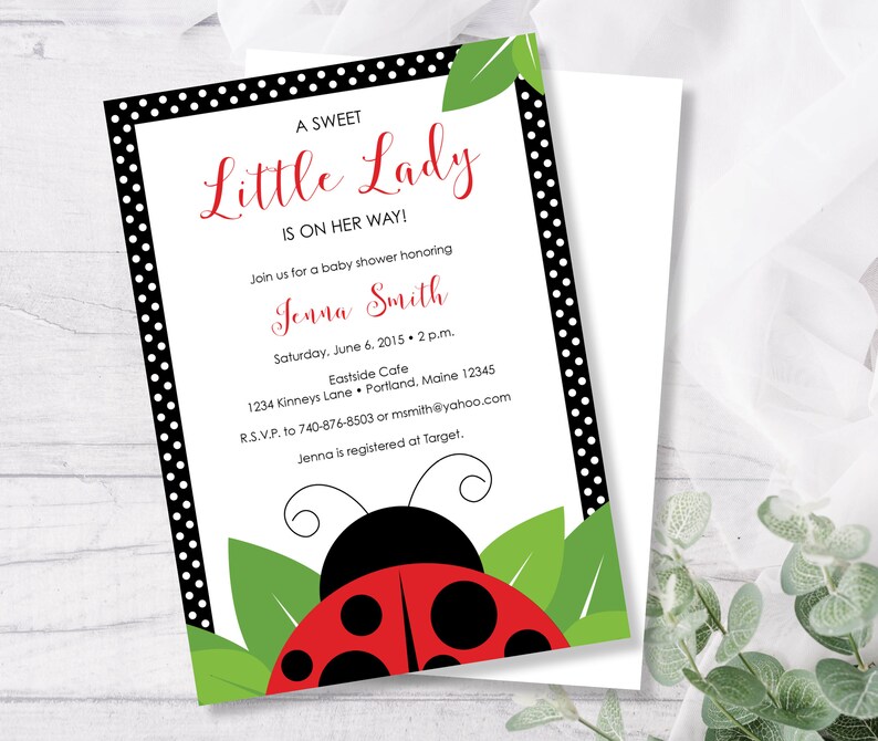 Puede incluir: Una invitaci&oacute;n de baby shower con lunares negros y blancos, una mariquita roja y hojas verdes. La invitaci&oacute;n dice "A Sweet Little Lady Is On Her Way!" e incluye los detalles de la ducha, incluyendo la fecha, la hora, la ubicaci&oacute;n y la informaci&oacute;n de RSVP.