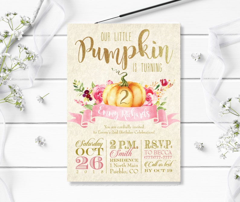 以下が含まれることがあります： 「Our Little Pumpkin is Turning 2」のテキストが入った誕生日招待状。水彩画のカボチャ、ピンクのバナー、花のアクセントが特徴です。詳細には、日付、時間、場所、RSVP情報が含まれます。