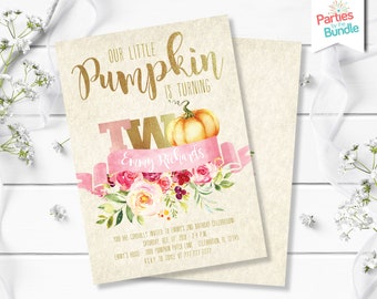 Może przedstawiać: Dwustronna karta zaproszenia o tematyce jesiennej. Projekt zawiera tekst "Our Little Pumpkin is Turning Two" w złotych literach, akwarelową dynię i kompozycję kwiatową. Zaproszenie jest na drugie urodziny Emmy Richards.
