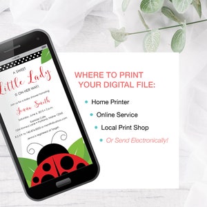 Puede incluir: Una invitaci&oacute;n digital para un baby shower con una ilustraci&oacute;n de mariquita. La invitaci&oacute;n es para Jenna Smith e incluye la fecha, la hora y el lugar del evento. El texto "A Sweet Little Lady Is On Her Way!" est&aacute; en la parte superior de la invitaci&oacute;n. El texto "Where To Print Your Digital File:" est&aacute; en el lado derecho de la imagen. El texto a continuaci&oacute;n incluye opciones para imprimir la invitaci&oacute;n: Impresora dom&eacute;stica, Servicio en l&iacute;nea, Imprenta local o Enviar electr&oacute;nicamente.