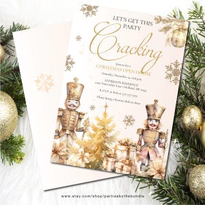 Puede incluir: Invitación a una jornada de puertas abiertas navideña con un diseño de acuarela. La invitación presenta dos figuras de cascanueces, un árbol de Navidad dorado y el texto "Let's Get This Party Cracking". La invitación está sobre un fondo crema con detalles dorados.