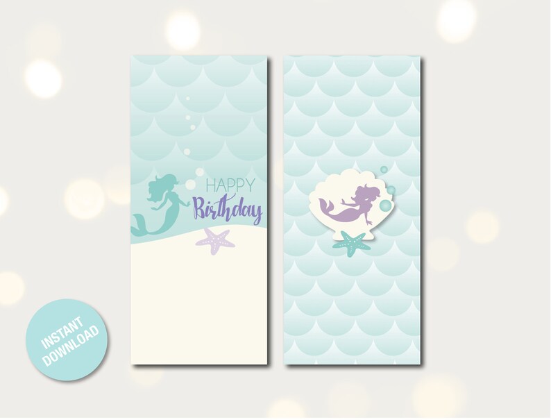 Puede incluir: Tarjeta de cumplea&ntilde;os de sirena imprimible con una silueta de sirena en una concha y una estrella de mar. La tarjeta tiene un patr&oacute;n de escamas azul y blanco y dice "Feliz cumplea&ntilde;os".