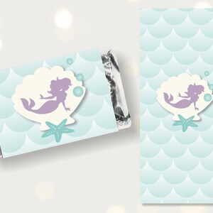 Puede incluir: Una plantilla de caja de favor imprimible con una silueta de sirena dentro de una concha de mar con una estrella de mar debajo. El fondo es azul claro con un patr&oacute;n de escamas.