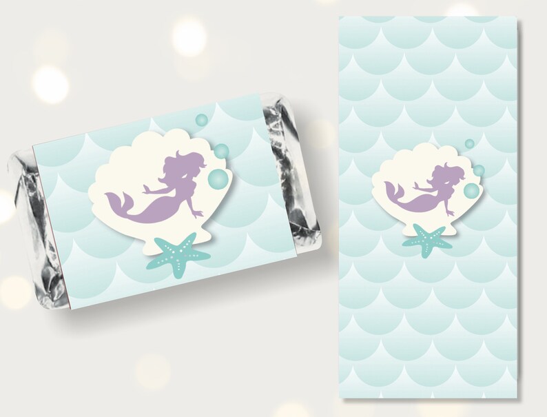 Puede incluir: Una plantilla de caja de favor imprimible con una silueta de sirena dentro de una concha de mar con una estrella de mar debajo. El fondo es azul claro con un patr&oacute;n de escamas.