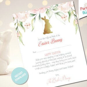 Puede incluir: Una tarjeta de Pascua imprimible con un diseño floral rosa y una silueta dorada de un conejo. La tarjeta dice "From the Official Desk of the Easter Bunny" y "Happy Easter!" con un mensaje del Conejo de Pascua.