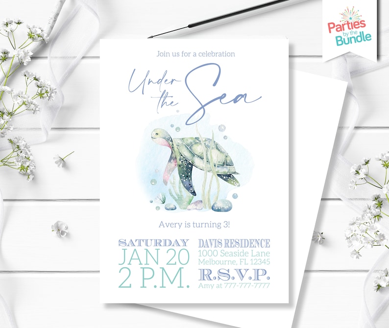 K&ouml;nnte beinhalten: Einladung zu einer "Unter dem Meer"-Party f&uuml;r ein Kind, das 3 Jahre alt wird. Die Einladung zeigt eine Aquarell-Illustration einer Meeresschildkr&ouml;te, die im Meer schwimmt. Die Party findet am Samstag, den 20. Januar um 14:00 Uhr in der Davis Residence, 1000 Seaside Lane, Melbourne, FL 12345 statt. RSVP an Amy unter 777-717-7777.