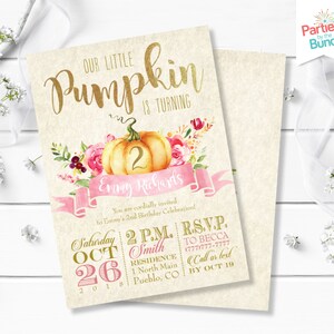 以下が含まれることがあります： カボチャをテーマにした両面招待状。前面には「Our Little Pumpkin is Turning」という金色の文字と、数字2の入った水彩画のカボチャのイラストが描かれています。ピンク色のバナーには「Emmy Richards」という名前が表示されています。