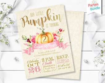 Może przedstawiać: Dwustronna karta zaproszenia z motywem dyni. Przód zawiera złoty tekst z napisem "Our Little Pumpkin is Turning" oraz akwarelową ilustrację dyni z numerem 2. Różowy baner wyświetla imię "Emmy Richards".