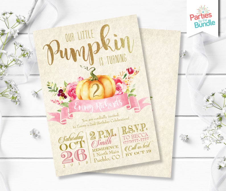 以下が含まれることがあります： カボチャをテーマにした両面招待状。前面には「Our Little Pumpkin is Turning」という金色の文字と、数字2の入った水彩画のカボチャのイラストが描かれています。ピンク色のバナーには「Emmy Richards」という名前が表示されています。