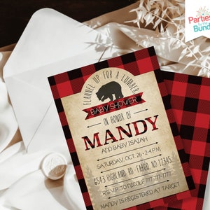 Puede incluir: Una invitación de baby shower a cuadros rojos y negros con una silueta de oso y el texto "Flannel Up for a Lumberjack Baby Shower in Honor of Mandy and Baby Isaiah". La invitación incluye la fecha, la hora, la dirección, la información de RSVP y los detalles del registro.