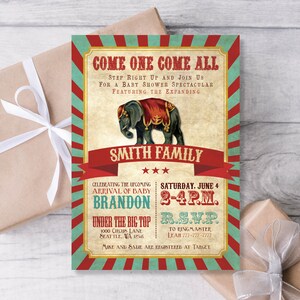 Puede incluir: Una invitaci&oacute;n de baby shower de tem&aacute;tica de circo vintage con un esquema de color rojo, blanco y azul. La invitaci&oacute;n presenta una ilustraci&oacute;n de un elefante con una manta roja y dorada. El texto dice "Come One Come All" y "Celebrating the Upcoming Arrival of Baby Brandon".