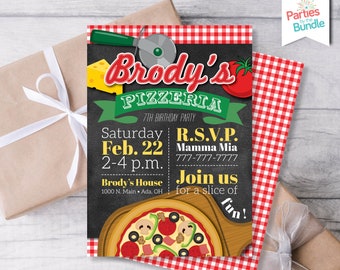 Peut inclure: Un fond à carreaux rouges et blancs avec une invitation sur un tableau noir pour une fête d'anniversaire de 7 ans. L'invitation dit "Brody's Pizzeria" avec une pizza et un coupe-pizza dessinés. Le texte dit "Samedi 22 février, 14h-16h. Brody's House 1000 N. Main Ada, OH. R.S.V.P. Mamma Mia 777-777-7777 Rejoignez-nous pour une part de plaisir !"