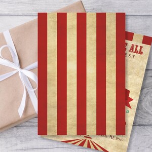 Puede incluir: Papel de regalo a rayas rojas y blancas con un aspecto vintage y desgastado. El papel es perfecto para envolver regalos para una fiesta con tem&aacute;tica de circo o carnaval.