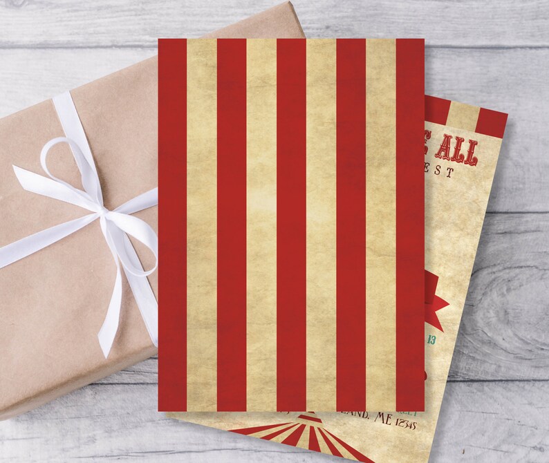 Puede incluir: Papel de regalo a rayas rojas y blancas con un aspecto vintage y desgastado. El papel es perfecto para envolver regalos para una fiesta con tem&aacute;tica de circo o carnaval.