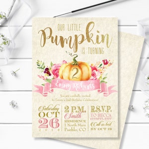 以下が含まれることがあります： 「OUR LITTLE Pumpkin IS TURNING 2」のテキストが入った誕生日招待状。デザインには、水彩画のカボチャ、花のアクセント、名前入りのピンク色のバナーが含まれています。日付、時間、RSVP情報などの詳細も含まれています。