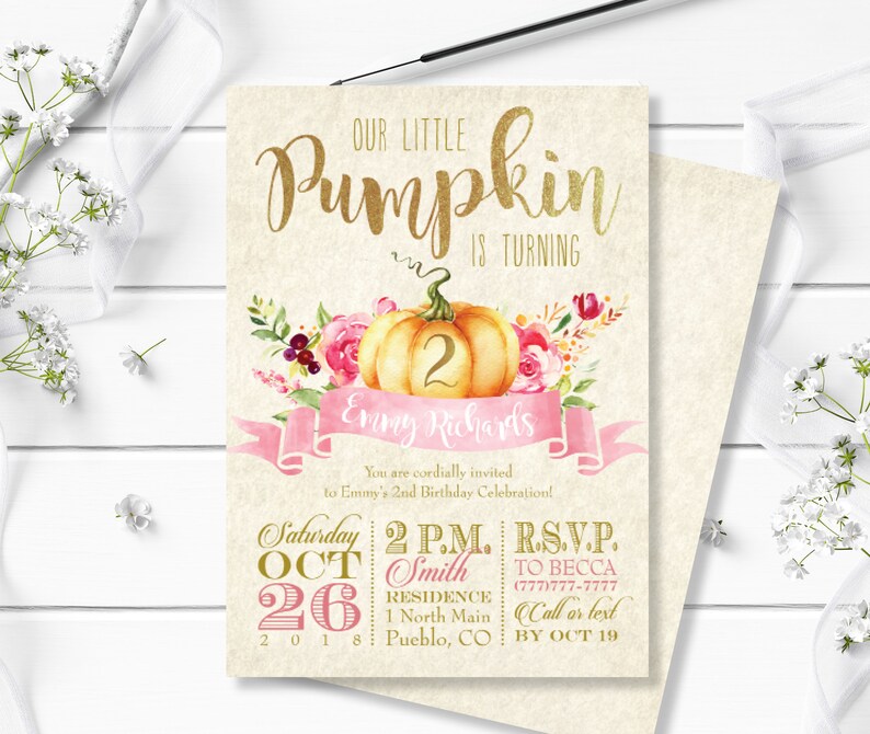 以下が含まれることがあります： 「OUR LITTLE Pumpkin IS TURNING 2」のテキストが入った誕生日招待状。デザインには、水彩画のカボチャ、花のアクセント、名前入りのピンク色のバナーが含まれています。日付、時間、RSVP情報などの詳細も含まれています。