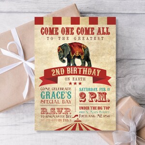 Puede incluir: Una invitaci&oacute;n de cumplea&ntilde;os de tem&aacute;tica de circo vintage con una carpa de rayas rojas y blancas. La invitaci&oacute;n presenta una ilustraci&oacute;n de un elefante con una silla de montar roja y dorada. El texto dice "Venid todos al m&aacute;s grande 2&ordm; cumplea&ntilde;os de la Tierra. Venid a celebrar el d&iacute;a especial de Grace S&aacute;bado, 13 de febrero 2 p.m. Bajo la gran carpa 1000 N. Main Street Portland, ME 12345 R.S.V.P. al domador Bev. 777-777-7777 antes del 5 de febrero"