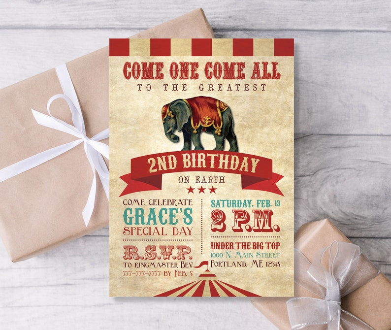 Puede incluir: Una invitaci&oacute;n de cumplea&ntilde;os de tem&aacute;tica de circo vintage con una carpa de rayas rojas y blancas. La invitaci&oacute;n presenta una ilustraci&oacute;n de un elefante con una silla de montar roja y dorada. El texto dice "Venid todos al m&aacute;s grande 2&ordm; cumplea&ntilde;os de la Tierra. Venid a celebrar el d&iacute;a especial de Grace S&aacute;bado, 13 de febrero 2 p.m. Bajo la gran carpa 1000 N. Main Street Portland, ME 12345 R.S.V.P. al domador Bev. 777-777-7777 antes del 5 de febrero"