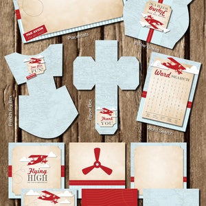 Pu&ograve; includere: Un set di sei pagine di scrapbooking da 20,3 cm x 20,3 cm con un tema di aereo vintage. Le pagine presentano uno sfondo blu e bianco con accenti rossi e immagini di aerei. Le pagine includono un sottopiatto, una scatola regalo, una scatola per cuscini, una scatola per patatine fritte, una ricerca di parole e una pagina di scrapbooking con il testo "Flying High on Your Birthday".