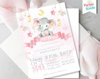 Puede incluir: Una invitación de baby shower rosa y gris con una ilustración de acuarela de un elefante sosteniendo un corazón. El texto dice "A Little Peanut is on her way!" e incluye la fecha, la hora y la ubicación del evento.