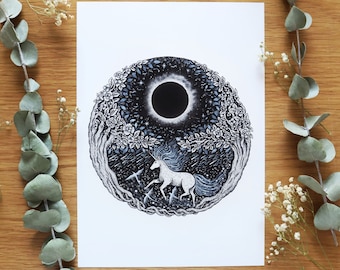 Eclipse solaire : le gardien | Dessin à la plume, soleil, lune, nuit, nature, paysage, montagnes, licorne, forêt, art surréaliste | Impression d'art