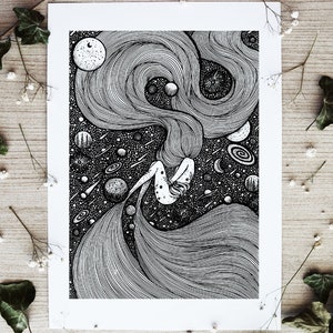 Può includere: Illustrazione in bianco e nero a linee di una donna con i capelli lunghi che scorrono come una galassia. La donna è circondata da stelle e pianeti.