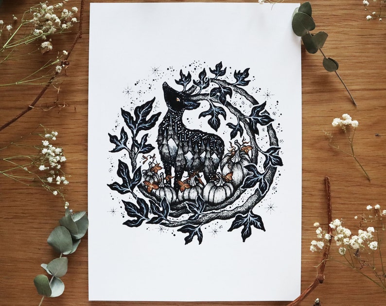 Pode incluir: Uma ilustra&ccedil;&atilde;o em preto e branco de um veado em p&eacute; num c&iacute;rculo de folhas e ab&oacute;boras. O veado tem um padr&atilde;o estrelado no corpo e est&aacute; olhando para cima. As ab&oacute;boras s&atilde;o laranja e brancas.