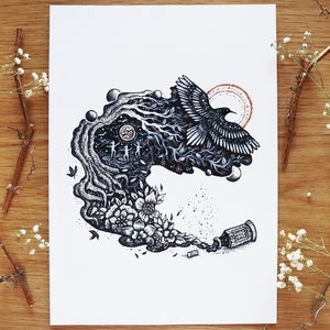 Könnte beinhalten: Schwarz-weiß-Tintenzeichnung eines Vogels, der aus einer Flasche fliegt. Die Flasche ist zerbrochen und die Tinte fließt heraus. Der Vogel ist von einer wirbelnden Wolke aus Tinte und Sternen umgeben. Die Zeichnung ist auf weißem Hintergrund.