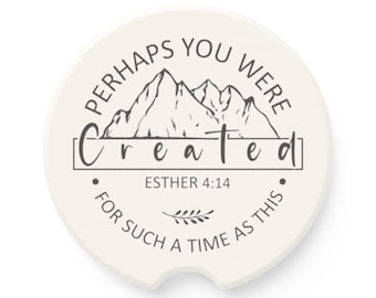 Peut inclure: Sous-verre en céramique blanche avec un motif noir et blanc représentant une chaîne de montagnes et le texte "Perhaps you were created for such a time as this" avec la référence biblique "Esther 4:14".