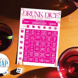 Peut inclure: Une carte de jeu rose et blanche "Drunk Dice: Girls Night Edition" avec des instructions et des invites de lancer de dés. L'image comprend des dés, des boissons et un logo pour "That's a Wrap Gift Company."