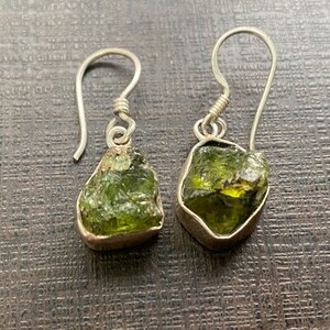 Rari orecchini grezzi di peridoto 5,46 grammi orecchini grezzi di peridoto