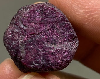 Natürlicher unbeheizter Rubin rohEs Einzelstück Hexagon Schimmer Design 138 Karat 22x21mm seidiger Glanz Rubin roh