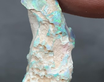 天然オーストラリア産オパール原石 3.6 カラット、花火のような虹色に