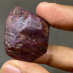 Very rare gorgeous natural unheated untreated ruby raw 175.90 carats 33x30mm natural ruby raw