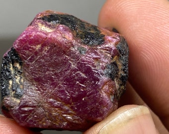 Sehr seltenes natürliches unbeheiztes Rohstück Hexagon 122 Karat 31x23mm Rubin roh
