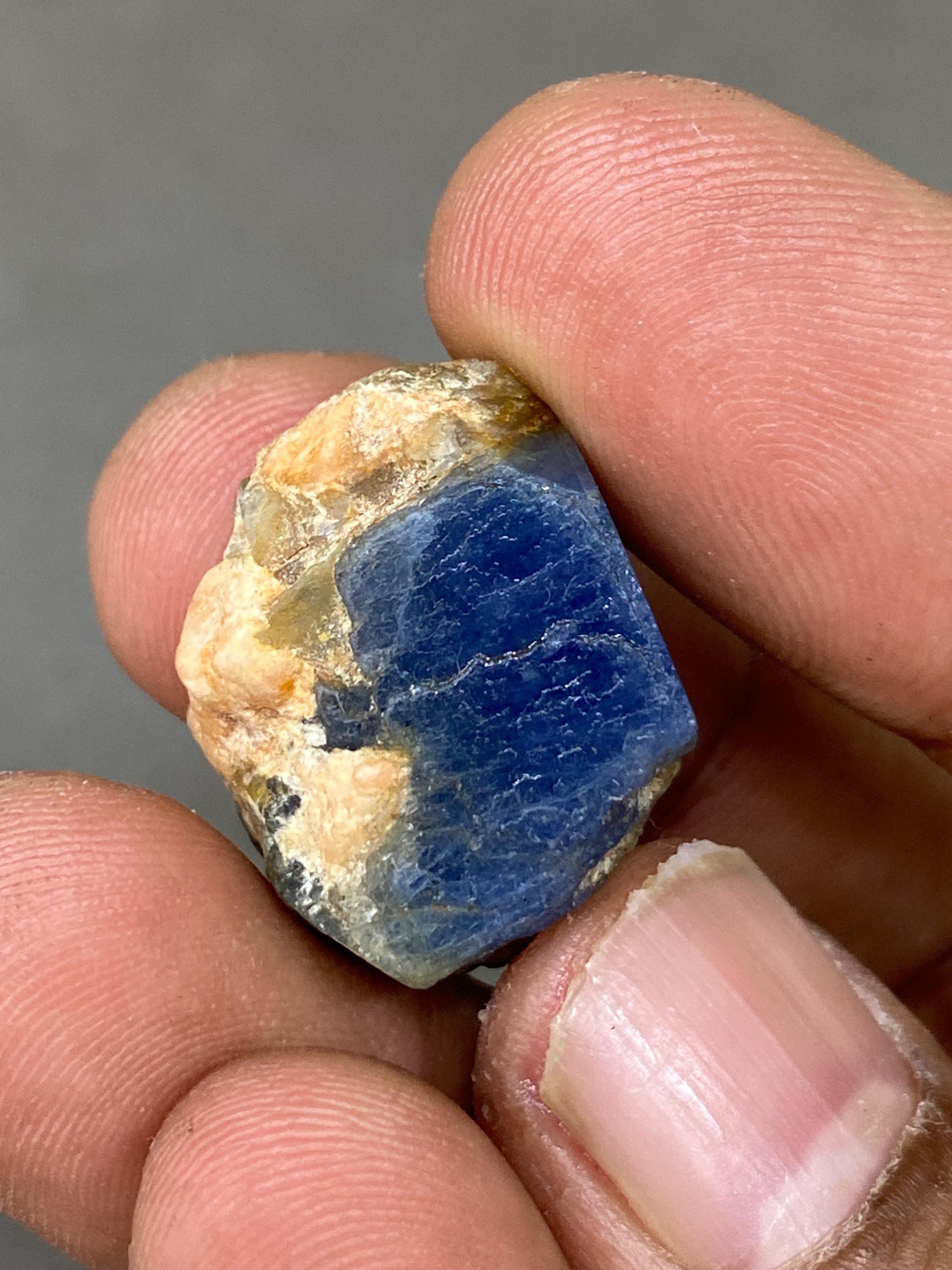 素晴らしい、非常に珍しい天然ブルーサファイア原石 46カラット 22 x