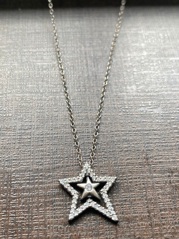 上品でミニマリストな高品質の 925 ソリッドシルバーの星ネックレス 