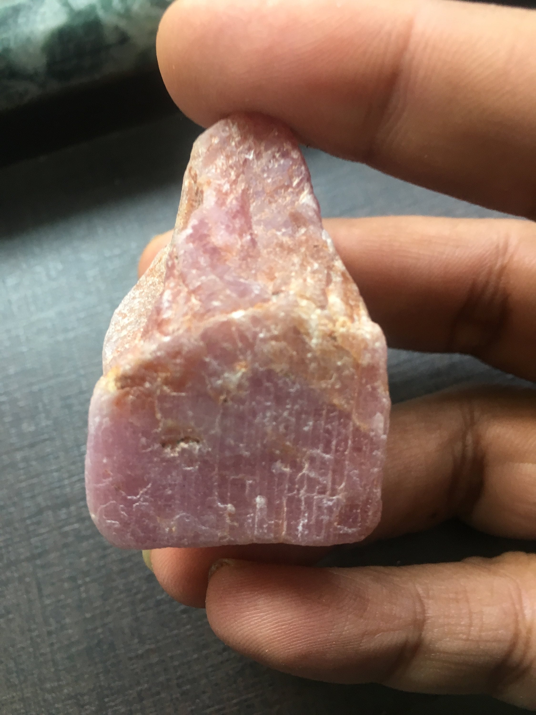 ルビー原石 一枚物 巨大サイズ 博物館サイズ 46 x 33 mm 重量 376